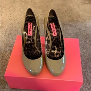 Betsy Johnson Tastty Pumps